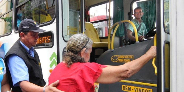 Gratuidade de idosos em ônibus