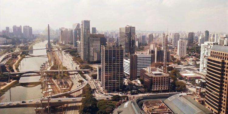 PIB paulista cresce cinco vezes mais