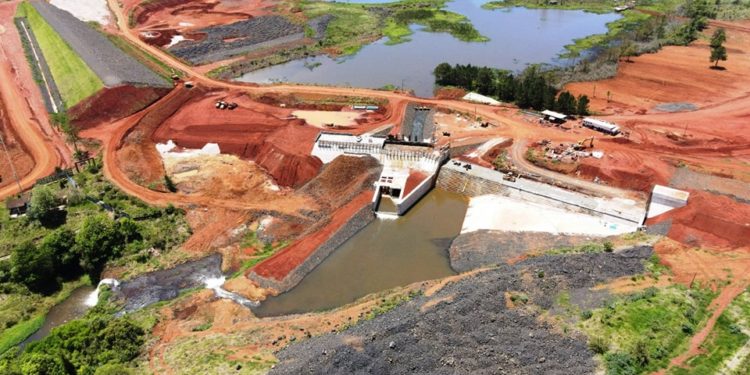 Construção de represa em Botucatu