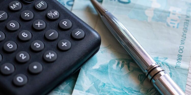 Por que o imposto pesa tanto no bolso do brasileiro e quais caminhos o governo discute para aliviar o impacto