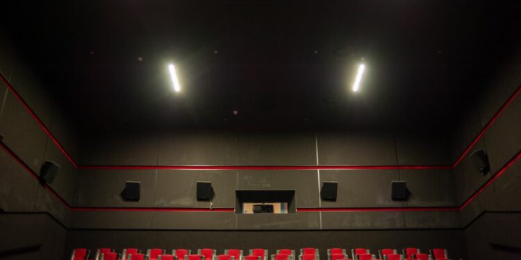 Livro registra cinemas abandonados e a memória de quem mantém essas salas vivas
